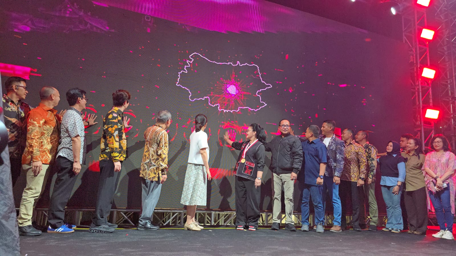 Walikota Agustina Wilujeng Resmi Luncurkan SDGs (Semarang Dalam Genggaman) di Semarang Night Festival